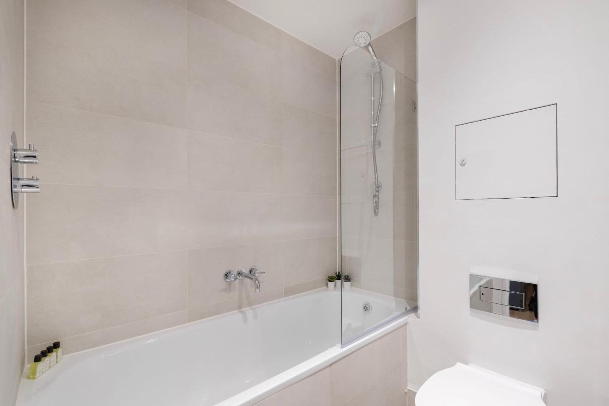 Fitzrovia & Soho - 2Br With Balcony - Cityapartmentstay London Exterior photo