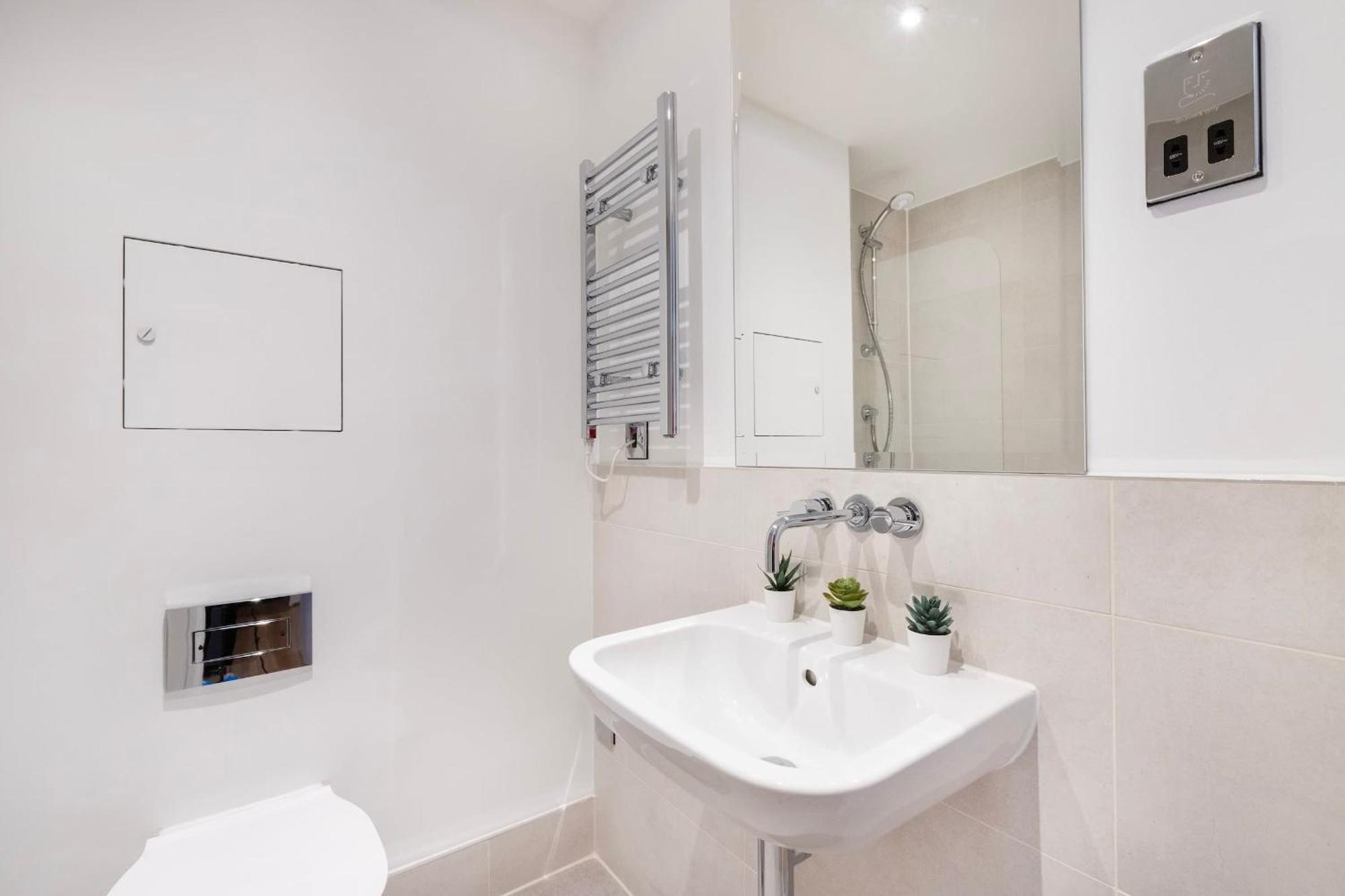 Fitzrovia & Soho - 2Br With Balcony - Cityapartmentstay London Exterior photo