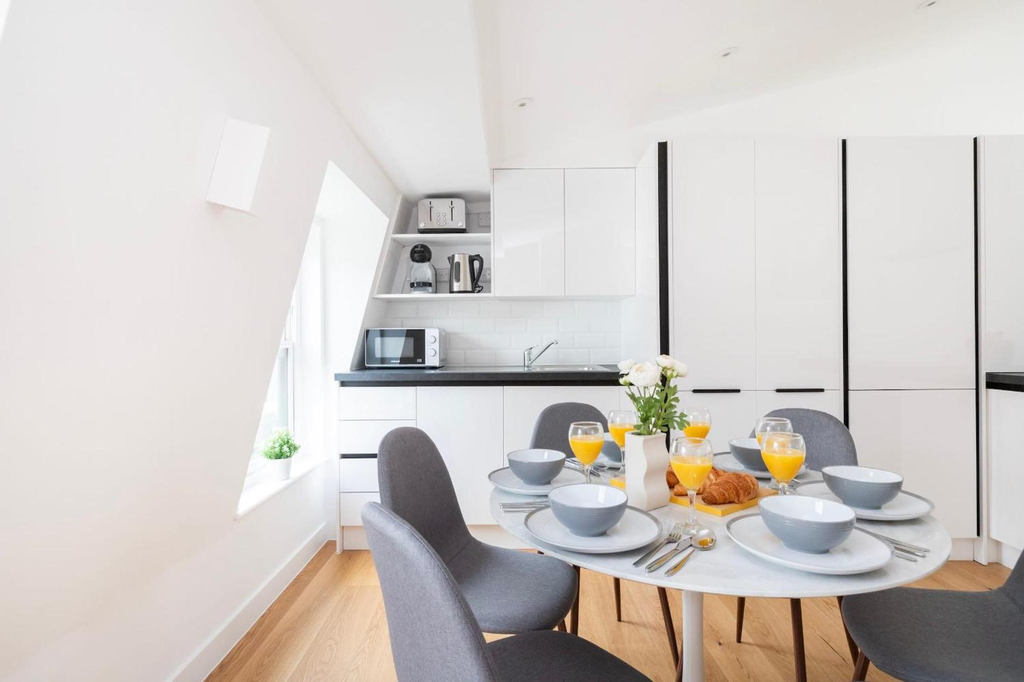 Fitzrovia & Soho - 2Br With Balcony - Cityapartmentstay London Exterior photo