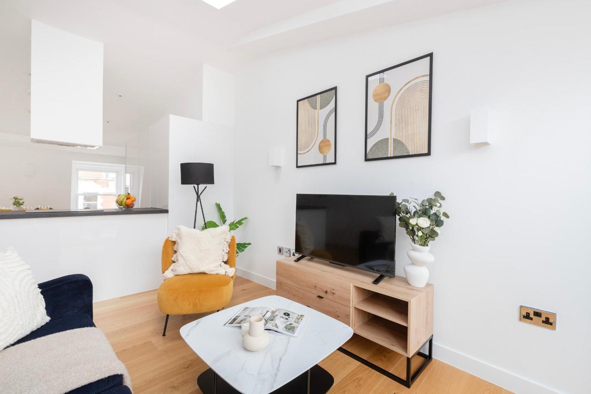 Fitzrovia & Soho - 2Br With Balcony - Cityapartmentstay London Exterior photo