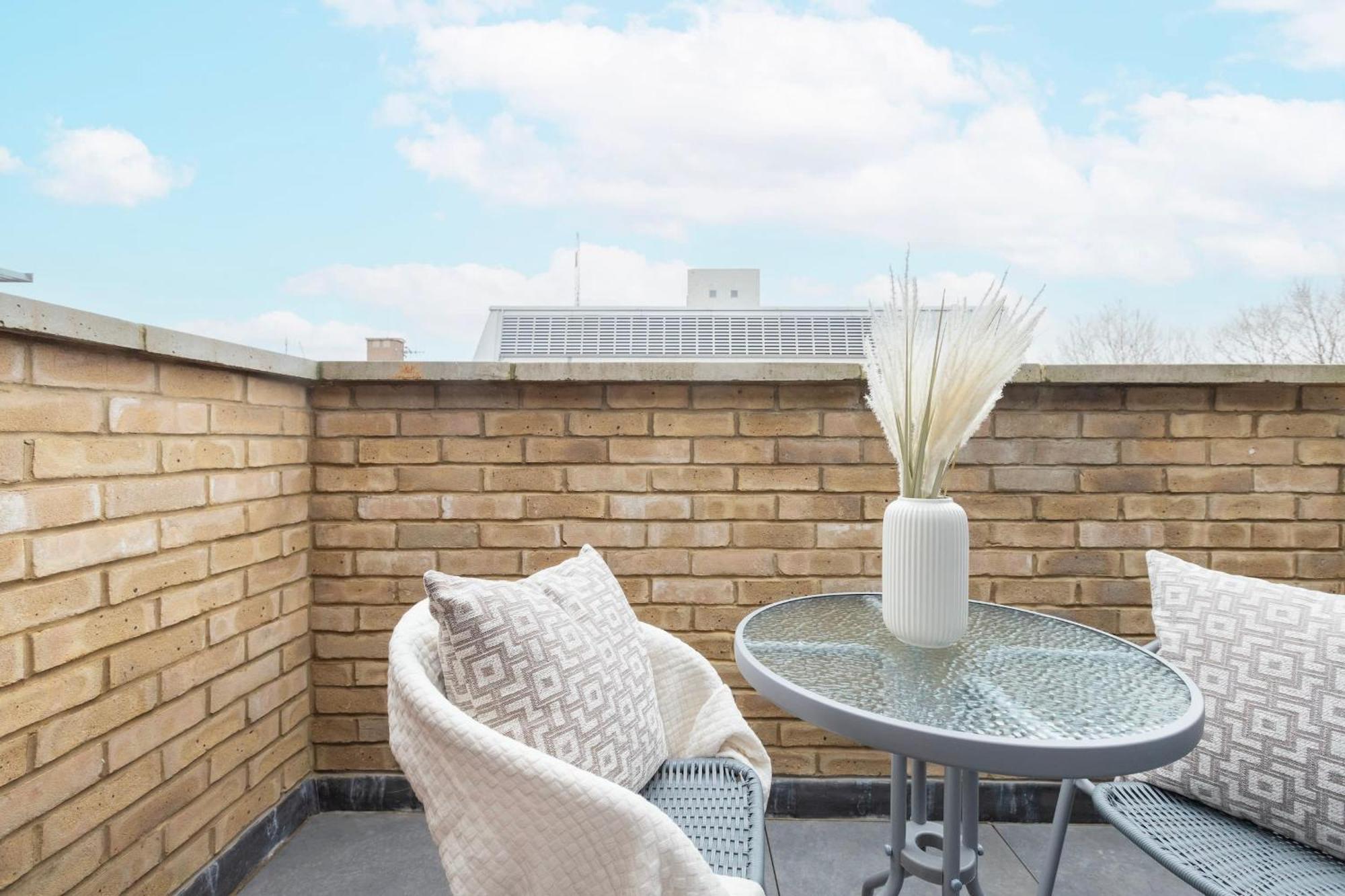Fitzrovia & Soho - 2Br With Balcony - Cityapartmentstay London Exterior photo