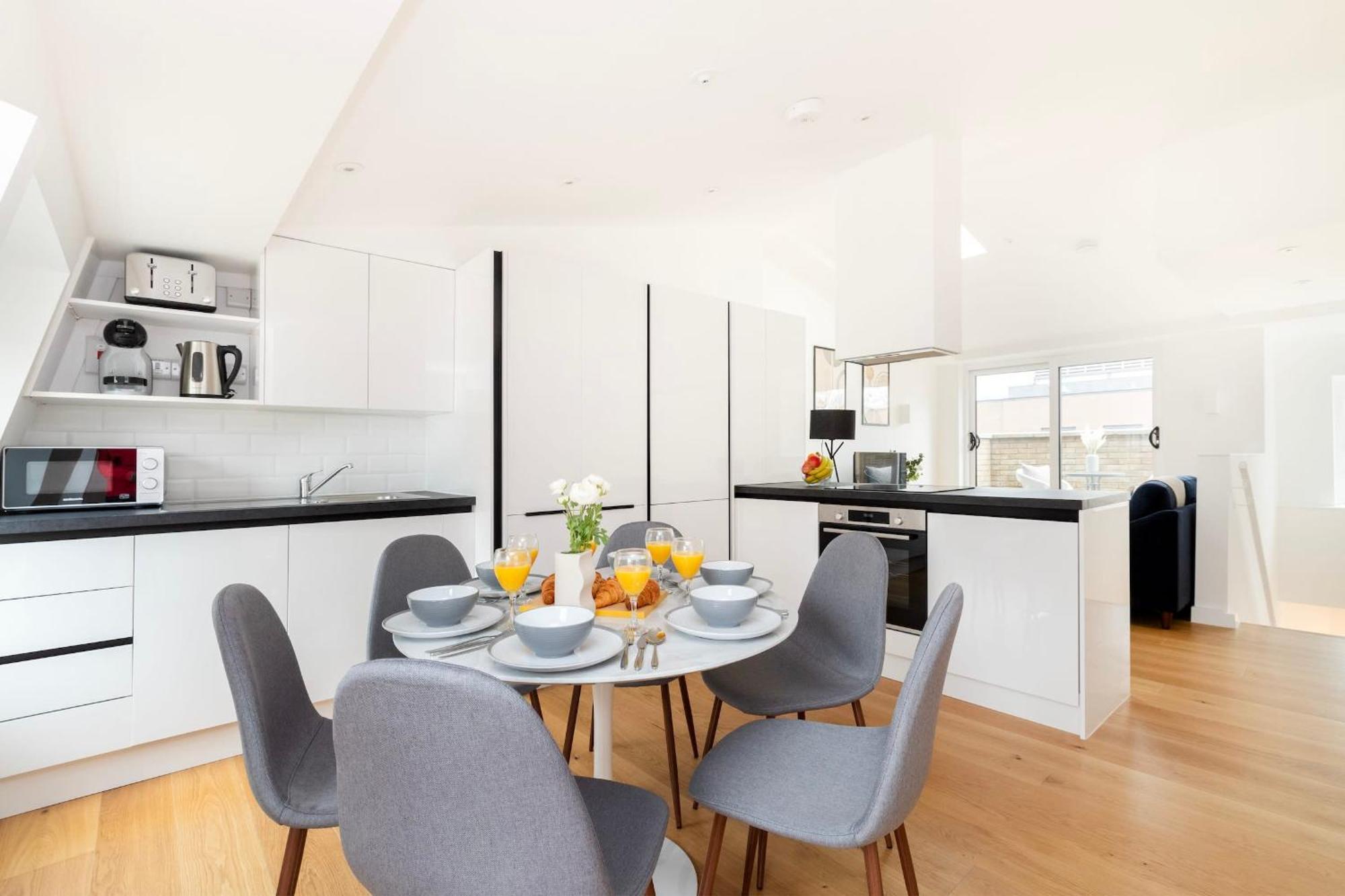 Fitzrovia & Soho - 2Br With Balcony - Cityapartmentstay London Exterior photo